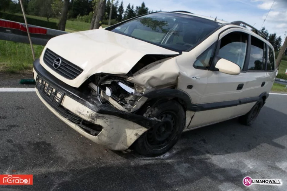 Czołowe zderzenie samochodów - zdjęcie 2