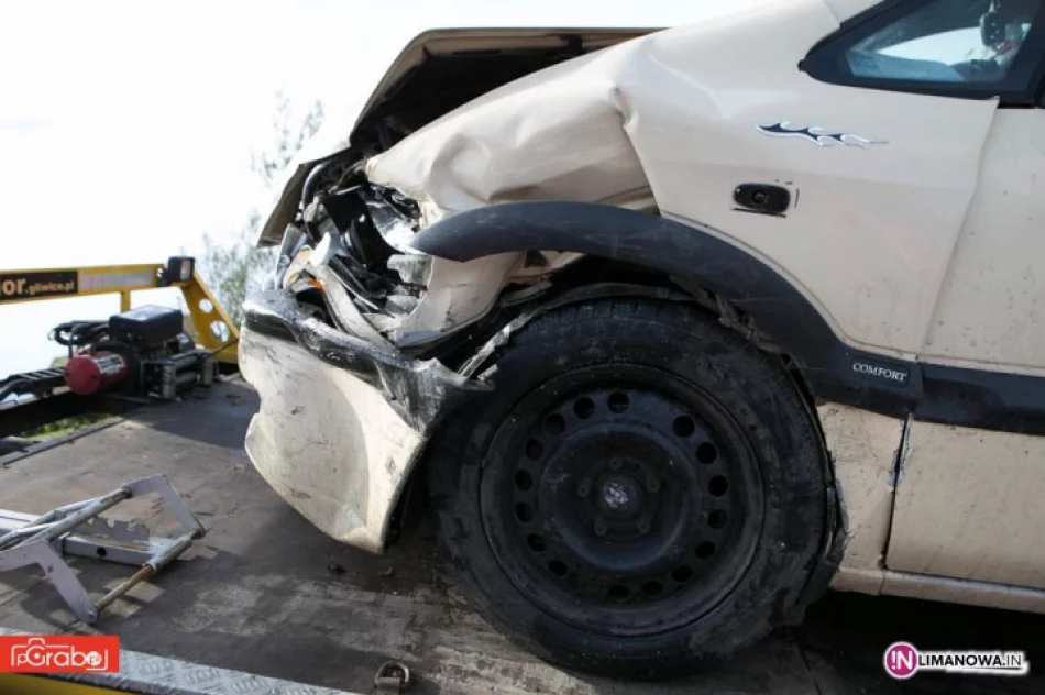 Czołowe zderzenie samochodów - zdjęcie 3