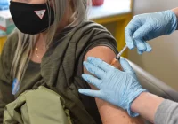 Szczepienia: co tydzień dwie nagrody po 50 tys. zł; co miesiąc dwie po 100 tys. zł, a w finale dwa razy po milion zł - zdjęcie główne