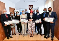 Wręczono promesy na zakup sprzętu komputerowego dla szkół - zdjęcie główne