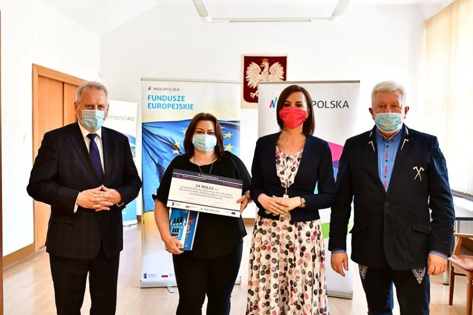 Wręczono promesy na zakup sprzętu komputerowego dla szkół - zdjęcie 3