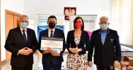 Wręczono promesy na zakup sprzętu komputerowego dla szkół - zdjęcie 4