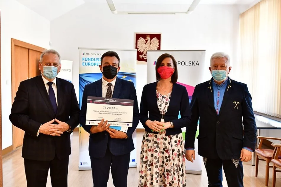 Wręczono promesy na zakup sprzętu komputerowego dla szkół - zdjęcie 4