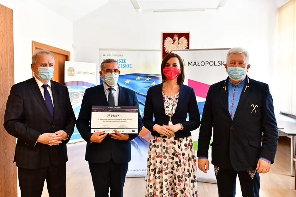 Wręczono promesy na zakup sprzętu komputerowego dla szkół - zdjęcie 5