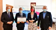 Wręczono promesy na zakup sprzętu komputerowego dla szkół - zdjęcie 5