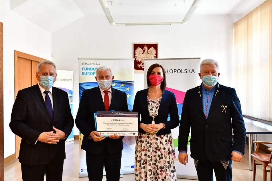 Wręczono promesy na zakup sprzętu komputerowego dla szkół - zdjęcie 6