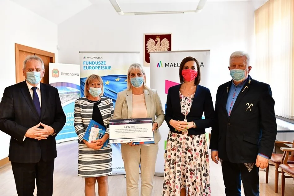 Wręczono promesy na zakup sprzętu komputerowego dla szkół - zdjęcie 7