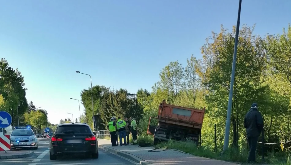 Ciężarówka wypadła z jezdni - zdjęcie 1