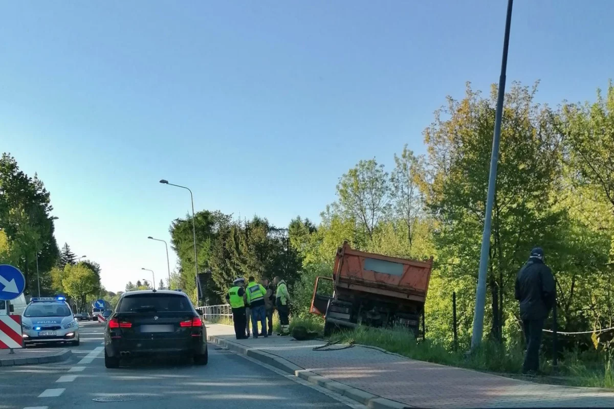 Ciężarówka wypadła z jezdni