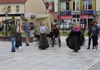 Deszczowa pogoda nie straszna aktorom Teatru Migro! - zdjęcie główne