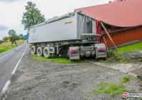 Ciężarówka uderzyła w budynek, powodem owad - zdjęcie główne