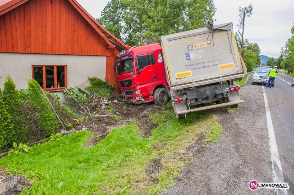 Ciężarówka uderzyła w budynek, powodem owad - zdjęcie 3