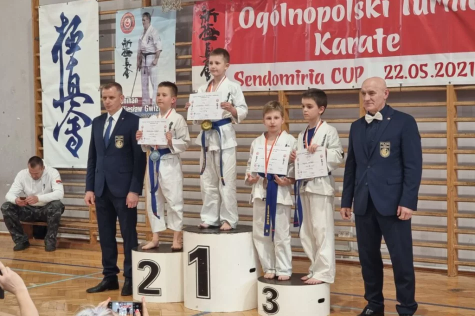 12 medali dla zawodników klubu Kyokushin Karate na Sendomeria 2021 w Sandomierzu - zdjęcie 3