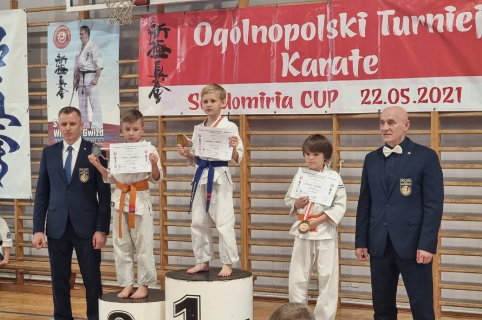 12 medali dla zawodników klubu Kyokushin Karate na Sendomeria 2021 w Sandomierzu - zdjęcie 12