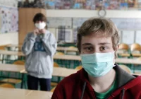 Maseczki wewnątrz przez całe wakacje. Wrócą studia stacjonarne? - zdjęcie główne