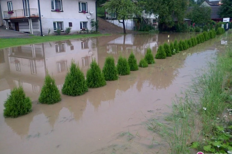 Skutki nawałnicy - zalane domy i drogi - zdjęcie 2