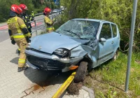 Samochód wypadł z jezdni i stoczył się kilkanaście metrów - zdjęcie główne