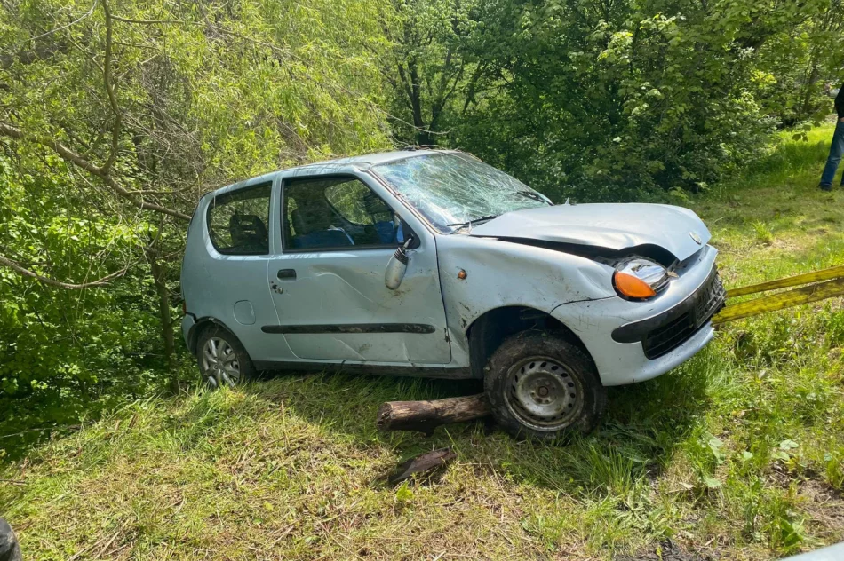 Samochód wypadł z jezdni i stoczył się kilkanaście metrów - zdjęcie 5