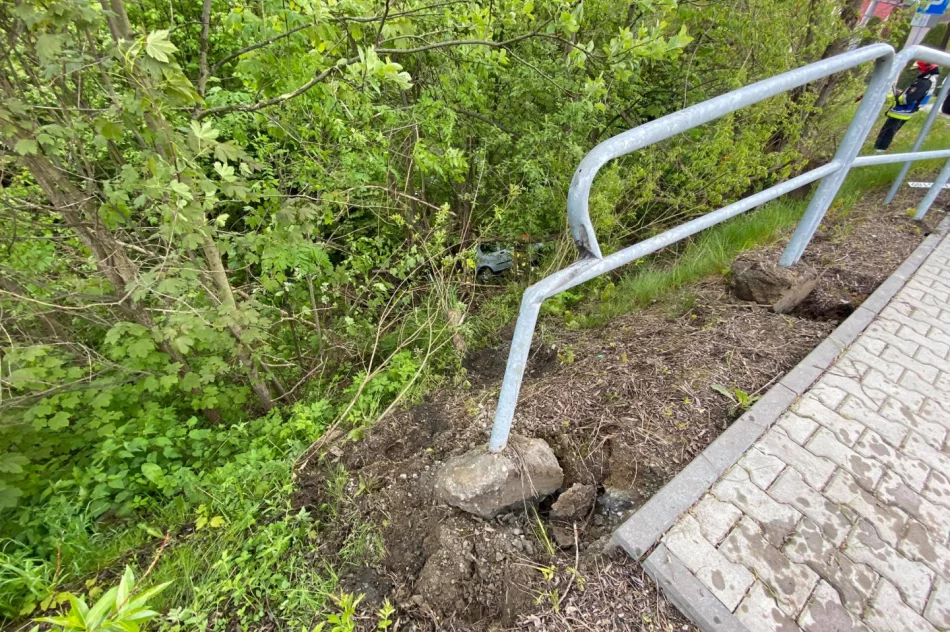 Samochód wypadł z jezdni i stoczył się kilkanaście metrów - zdjęcie 2