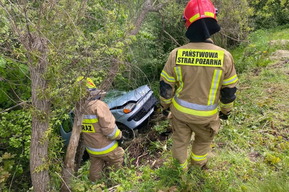 Samochód wypadł z jezdni i stoczył się kilkanaście metrów - zdjęcie 4