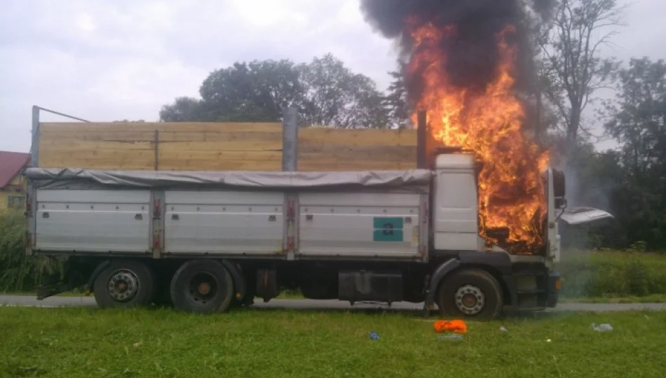 Ciężarówka zapaliła się w czasie jazdy - zdjęcie 1