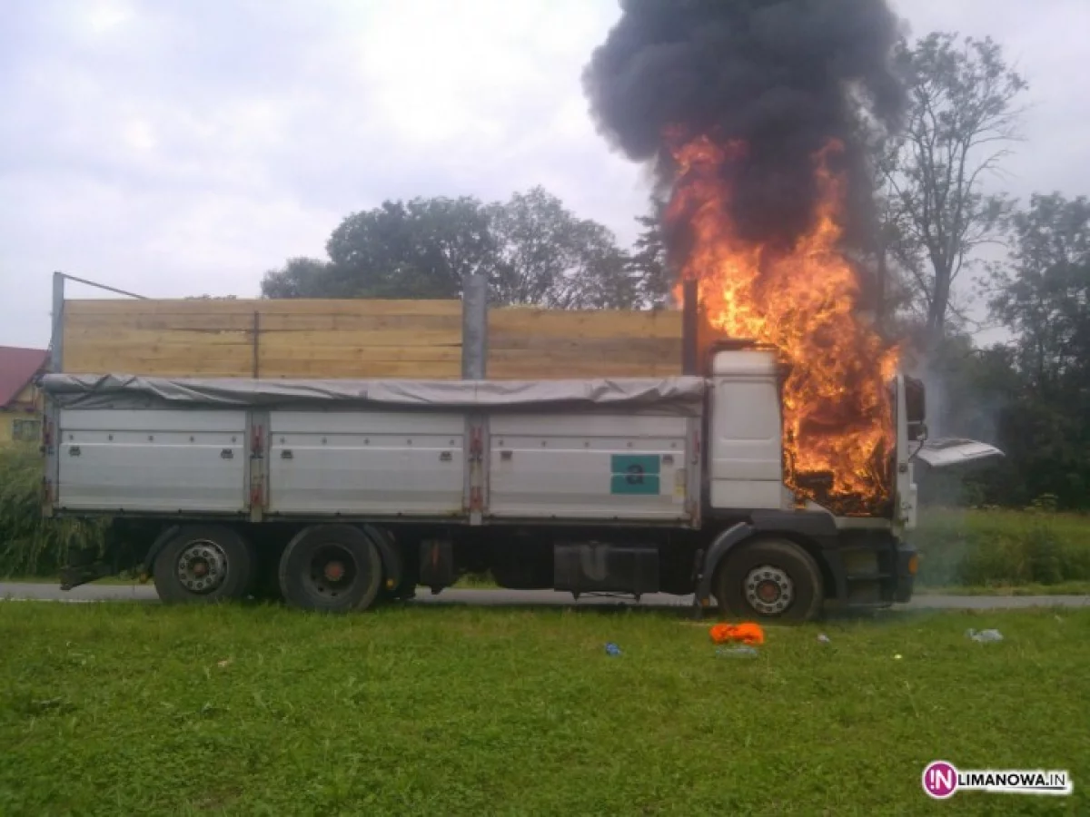 Ciężarówka zapaliła się w czasie jazdy