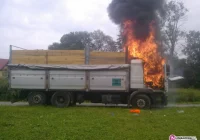 Ciężarówka zapaliła się w czasie jazdy - zdjęcie główne