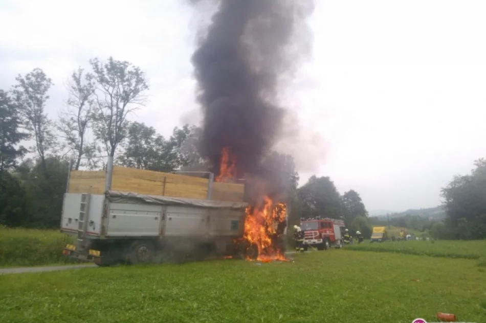 Ciężarówka zapaliła się w czasie jazdy - zdjęcie 2