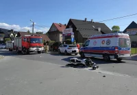 Zderzenie samochodu i motocykla, 3 osoby trafiły do szpitala - zdjęcie główne
