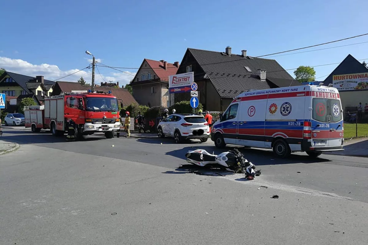 Zderzenie samochodu i motocykla, 3 osoby trafiły do szpitala