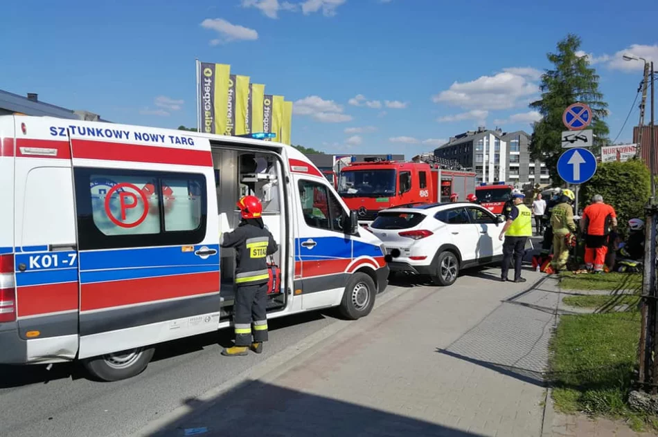 Zderzenie samochodu i motocykla, 3 osoby trafiły do szpitala - zdjęcie 2