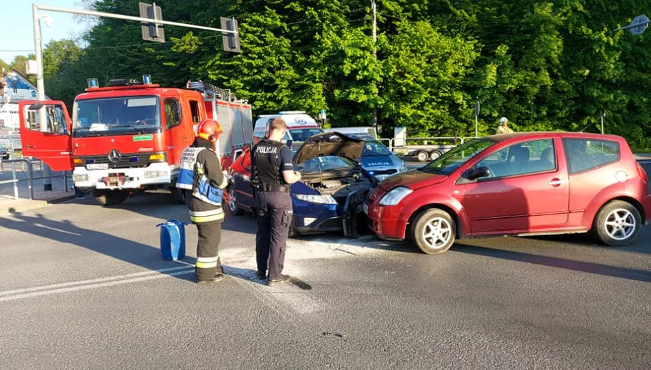 Kolizja dwóch pojazdów na skrzyżowaniu - zdjęcie 1