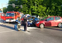 Kolizja dwóch pojazdów na skrzyżowaniu - zdjęcie główne