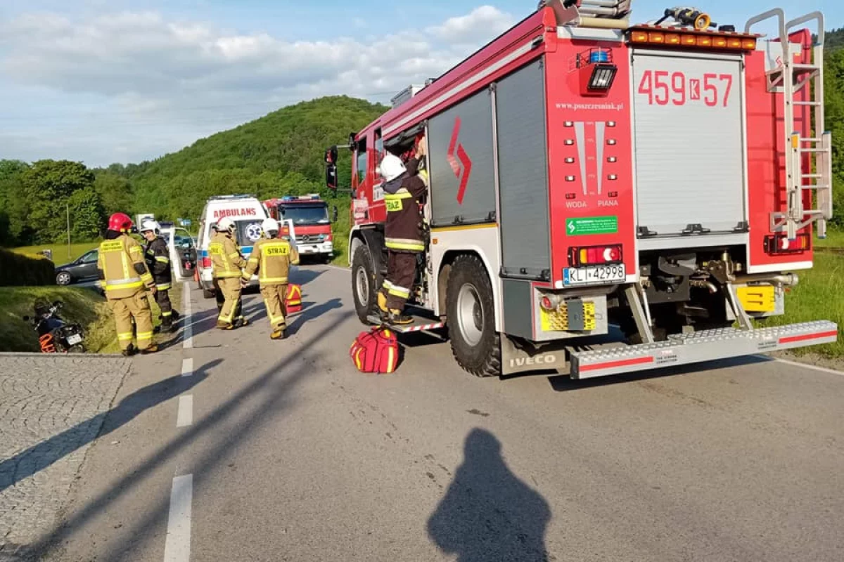 Motocyklista doprowadził do zderzenia z samochodem