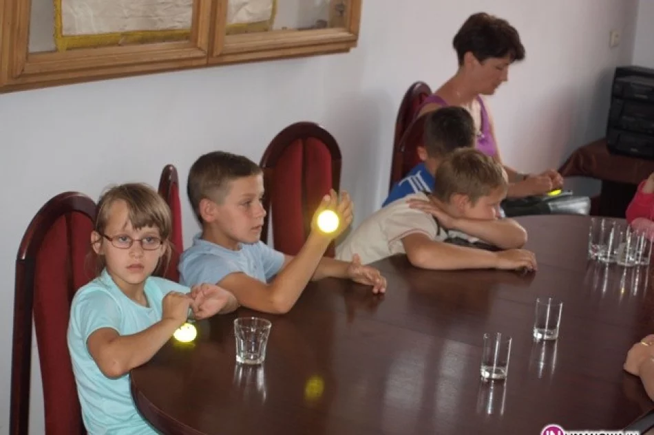 Rozdają elementy odblaskowe - zdjęcie 2