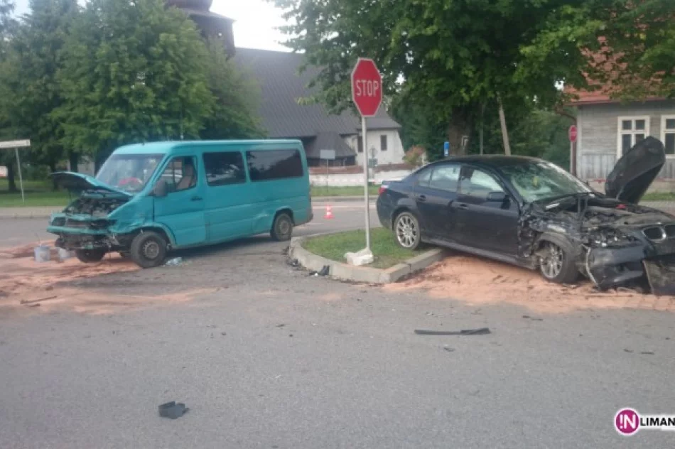 Wypadek samochodu starosty, 4 osoby poszkodowane - zdjęcie 2