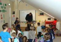 Strażacy szkolą najmłodszych w sali edukacyjnej - zdjęcie główne