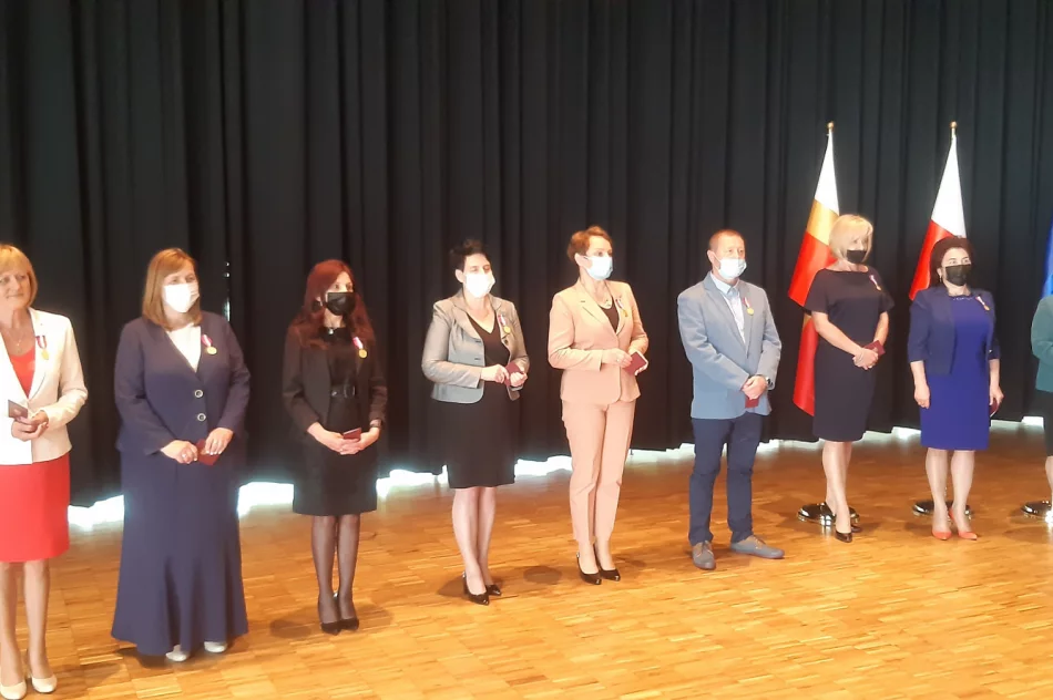 Pracownicy urzędu pracy z medalami od prezydenta - zdjęcie 2