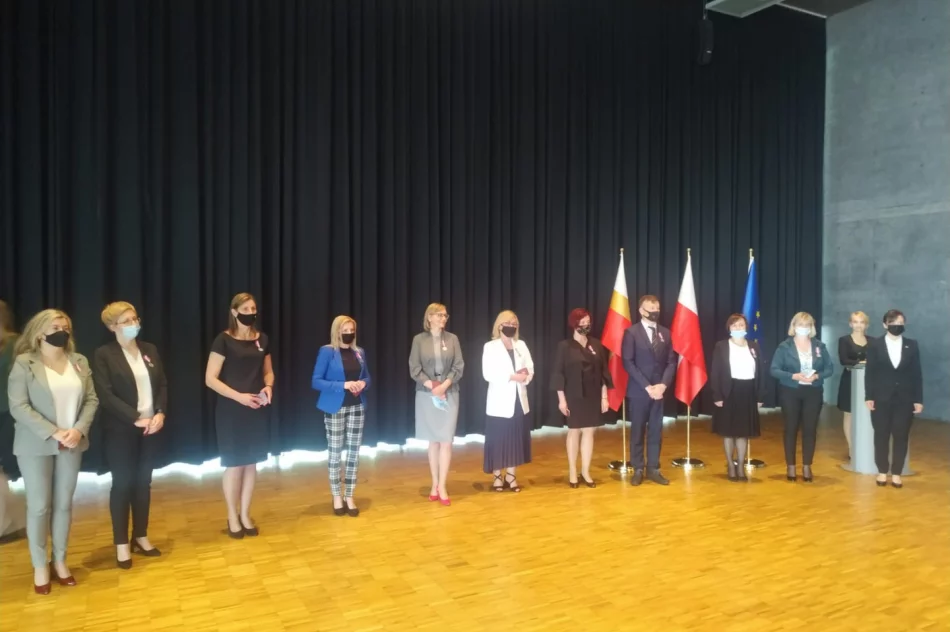 Pracownicy urzędu pracy z medalami od prezydenta - zdjęcie 3