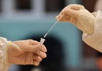 Dzisiejsze statystyki MZ. Zmarła 18-latka zaszczepiona przeciw Covid-19 preparatem AstraZeneca - zdjęcie główne