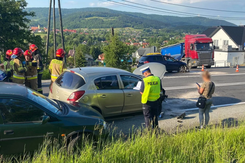 Zderzenie trzech pojazdów na DK 28 - zdjęcie 2