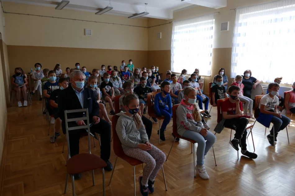 Głośne czytanie w bibliotece - zdjęcie 3