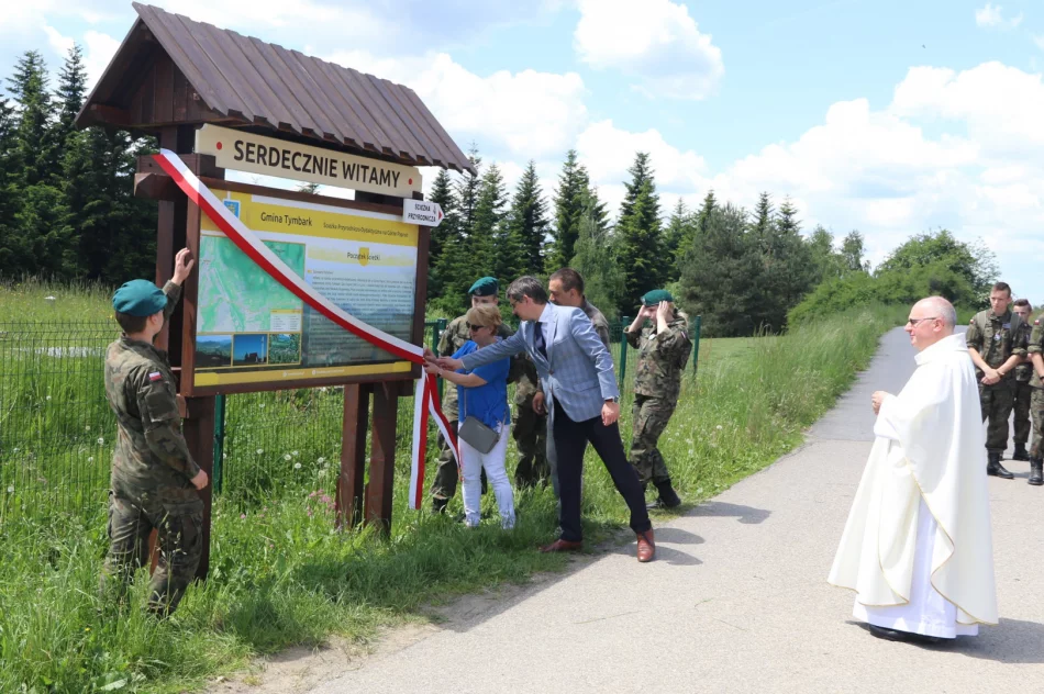 Wędrowali by upamiętnić Jana Pawła II. Otwarto ścieżkę dydaktyczno–przyrodniczą - zdjęcie 2