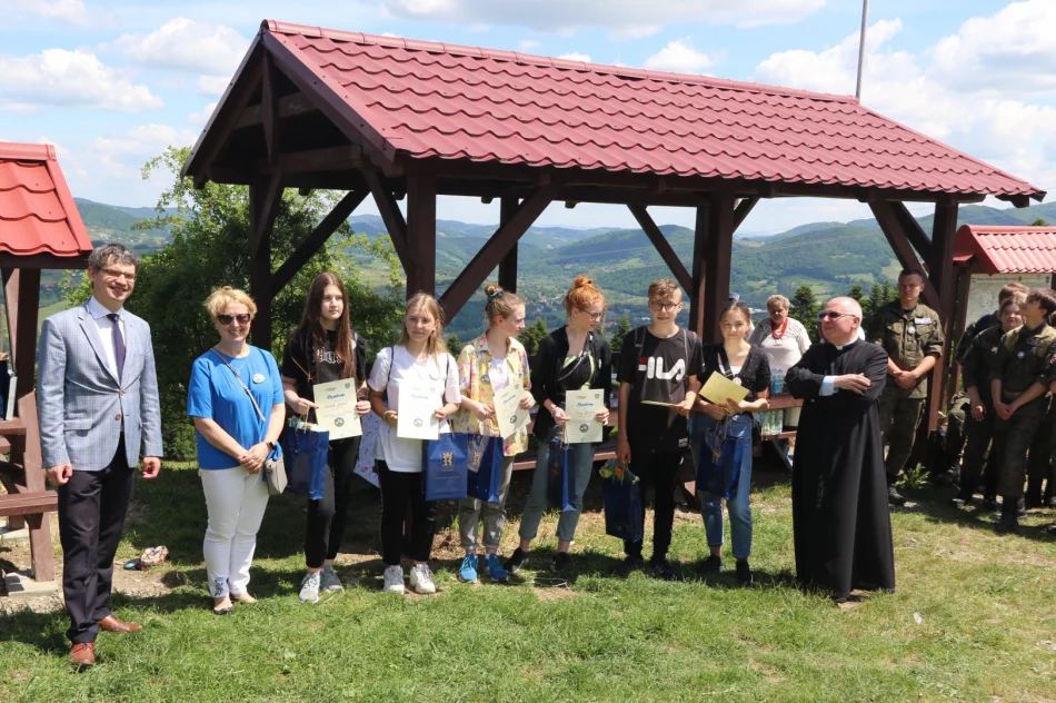 Wędrowali by upamiętnić Jana Pawła II. Otwarto ścieżkę dydaktyczno–przyrodniczą - zdjęcie 9