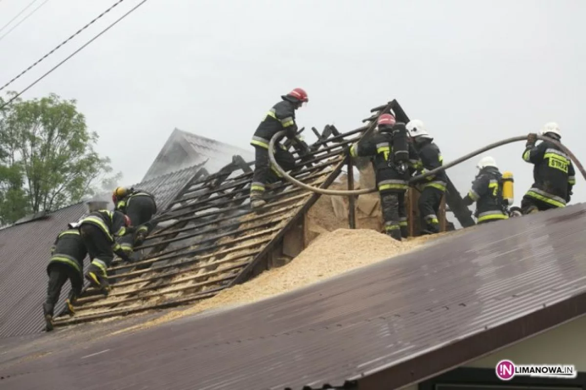 Pożar - w dach stolarni uderzył piorun