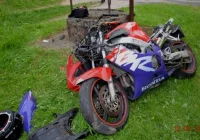 Kierowca auta nieprawidłowo wyprzedzał, motocyklista uderzył w betonowy przepust - zdjęcie główne