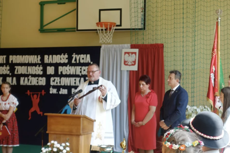 Święto szkolnej społeczności - oddano do użytku i poświęcono nową salę - zdjęcie 3
