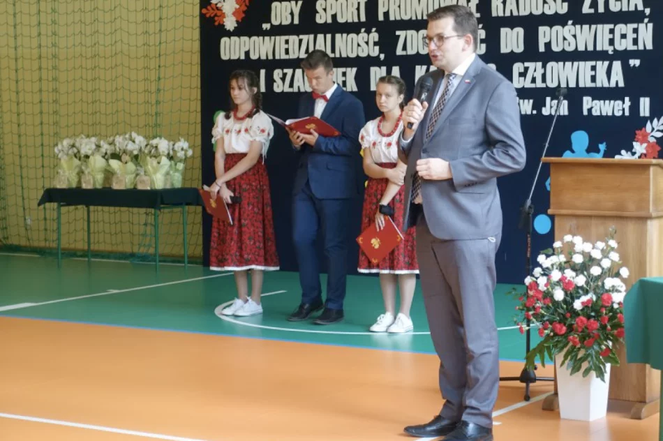 Święto szkolnej społeczności - oddano do użytku i poświęcono nową salę - zdjęcie 4