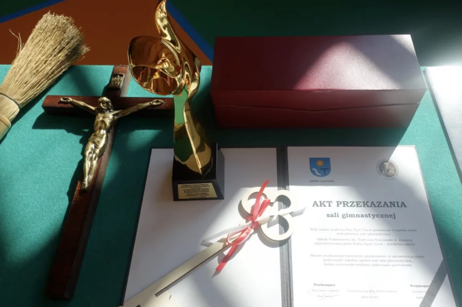 Święto szkolnej społeczności - oddano do użytku i poświęcono nową salę - zdjęcie 6