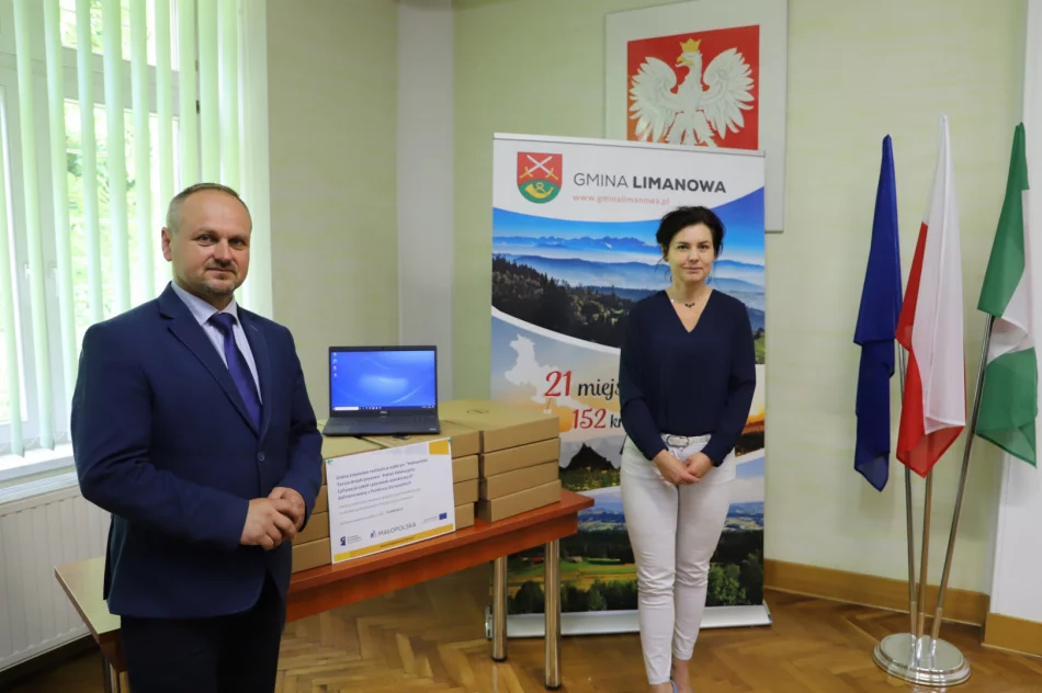 Laptopy dla gminnych szkół odebrane - zdjęcie 2